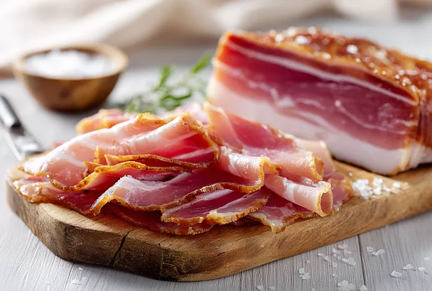 Домашний сырокопчёный бекон получился лучше магазинного: простой засол сделал его идеально вкусным