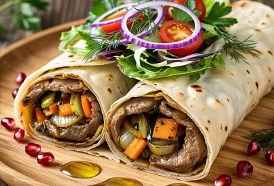 Простой рецепт мясного пирога-улитки из лаваша. Сочная начинка из говяжьего фарша, овощей и оливок 