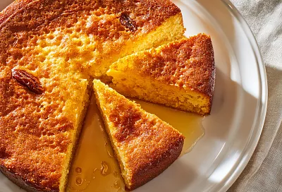 Алжирский завтрак на сковороде: пышный медовый «блино-пирог» за считанные минуты