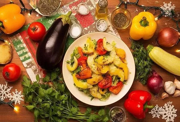 Салат из запечённых овощей к Новому году: готов за 20 минут и 3 шага. Без майонеза, со сладковатым и ароматным вкусом
