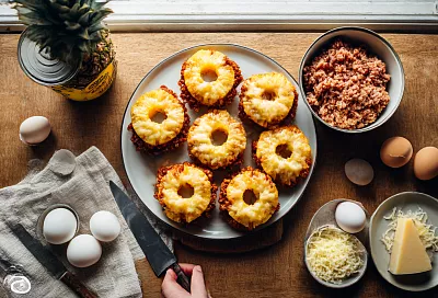 Беру куриный фарш и ананасы, делаю «корзиночки» — и на столе праздничные котлетки, которые сметают первыми