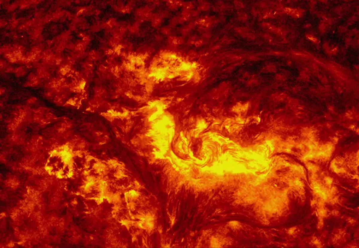 Выброс плазмы после экстремальной вспышки на Солнце направлен на Землю. Он усилен разрушенным протуберанцем