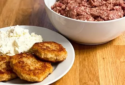 Нежные куриные котлеты с творогом: рецепт сочного фарша, который тает во рту