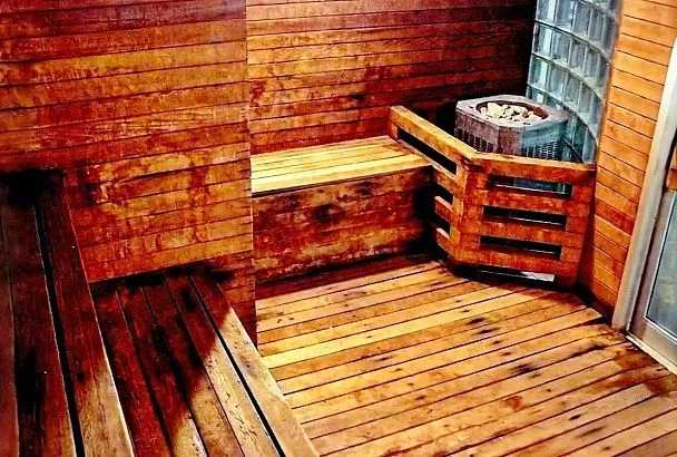 В моей бане доски служат полвека: пользуюсь дедовским методом два ската на одной доске и дерево не гниет