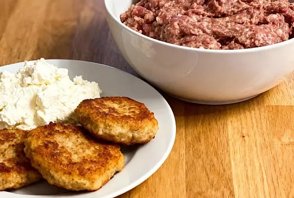 Нежные куриные котлеты с творогом: рецепт сочного фарша, который тает во рту