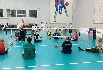 В Витязево стартовал турнир по волейболу сидя с участием кубанских ветеранов СВО