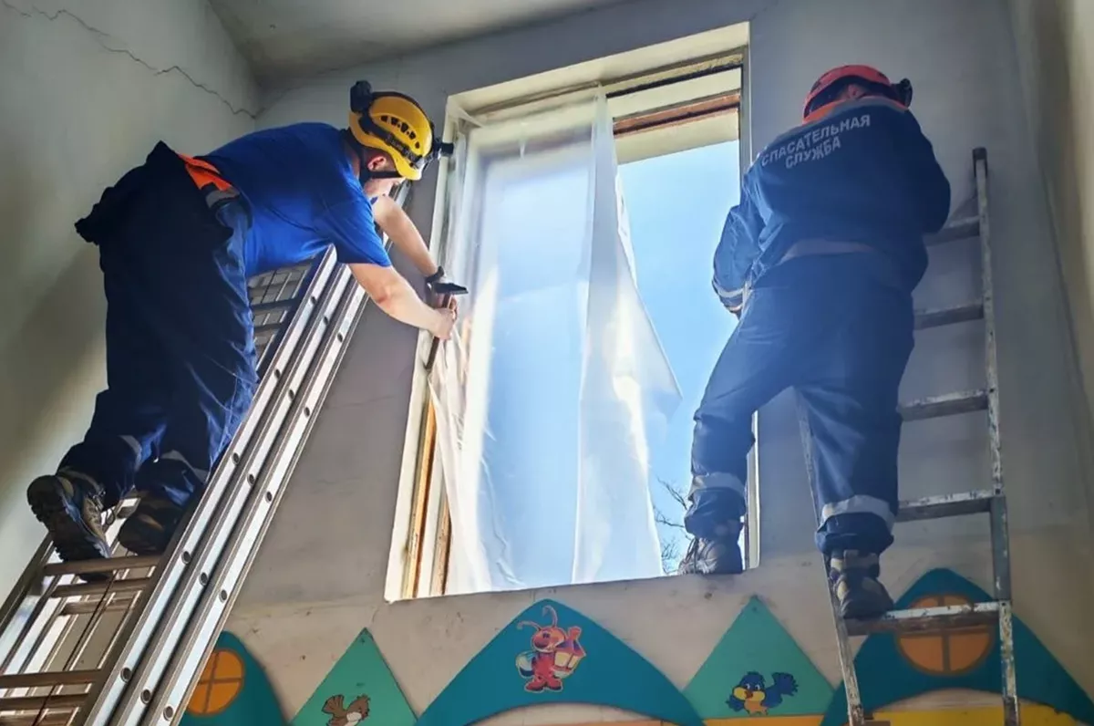 Изоляцию поврежденных при атаке БПЛА окон в зданиях Туапсе ведут в усиленном темпе перед непогодой