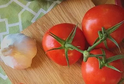 Готовлю малосольные помидоры за сутки так — и вкус лета в каждой банке