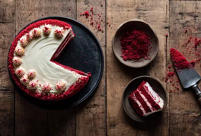 Нежный торт «Красный бархат» с ягодной начинкой