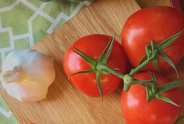 Готовлю малосольные помидоры за сутки так — и вкус лета в каждой банке
