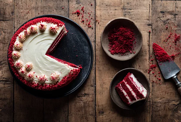 Нежный торт «Красный бархат» с ягодной начинкой