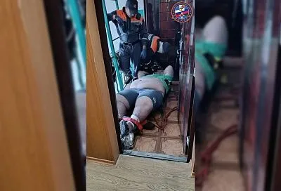Спасатели помогли транспортировать 225-килограммового пациента из машины скорой помощи в Сочи