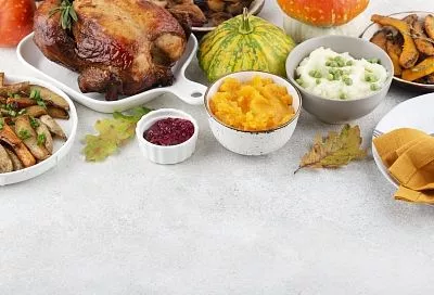 Пустые и грустные столы: пассажир пожаловался на скудное меню в бизнес-классе аэропорта