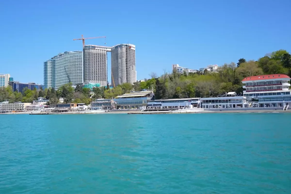 «Сценарий загрязнения моря для Сочи маловероятен»: мэр курорта сообщил о подготовке к купальному сезону