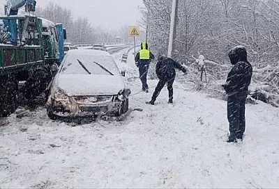 Иномарка вылетела с заснеженной дороги и опрокинулась на Кубани. Два человека погибли