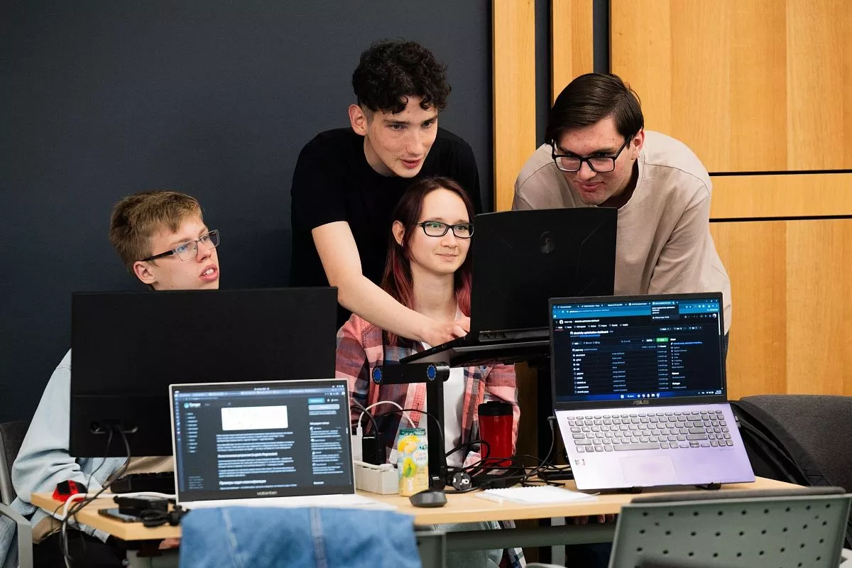 Некоторые ребята говорят, что один хакатон стоит минимум года обучения в сфере IT.