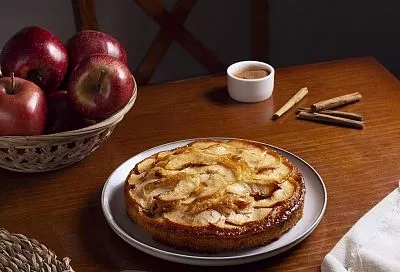 Яблочный пирог как чизкейк и крем-брюле: рецепт нежной выпечки на сметане