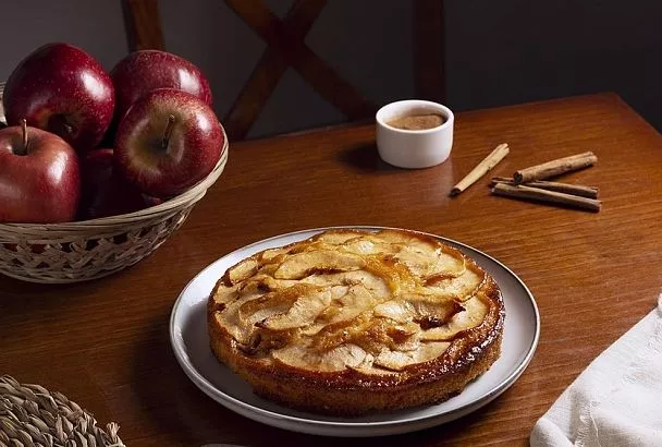 Яблочный пирог как чизкейк и крем-брюле: рецепт нежной выпечки на сметане