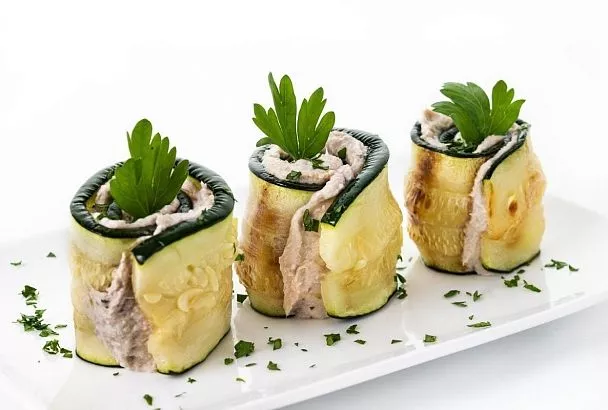 Порционные рулетики из цукини с начинкой из тунца - закуска, которая «улетает» со стола первой