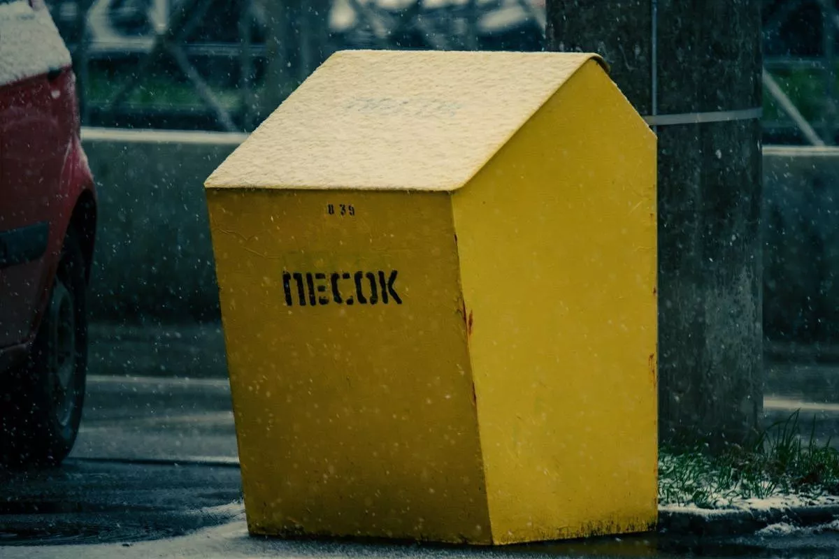 Зима близко: контейнеры с песком начали устанавливать на улицах Краснодара