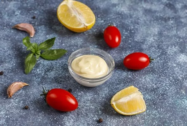 Чем заменить майонез в новогодних салатах: 5 рецептов из того, что уже есть в холодильнике