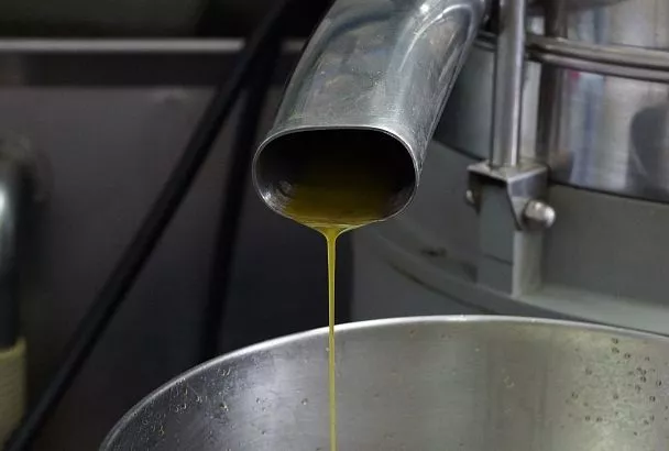 Моторное масло на розлив: опытные водители давно отказались от его покупки — и вот почему