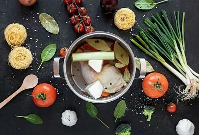 Никаких заморочек: вот как надо варить по-настоящему полезный для здоровья куриный бульон