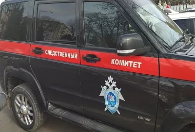 СК заинтересовался девушкой, поджигавшей ветки от Вечного огня на Кубани