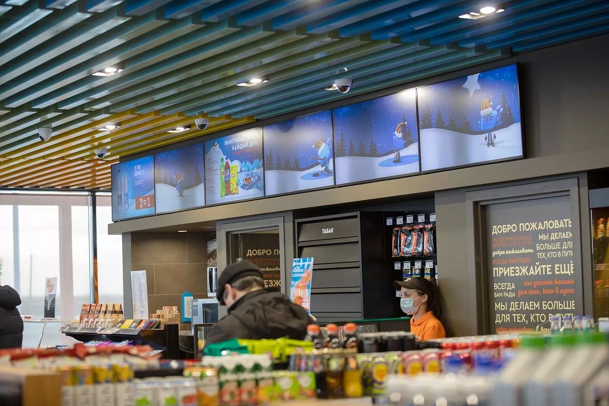 Внутри станции над кассами установлены экраны, где клиенты могут прочитать информацию об акциях и скидках «Газпромнефть».