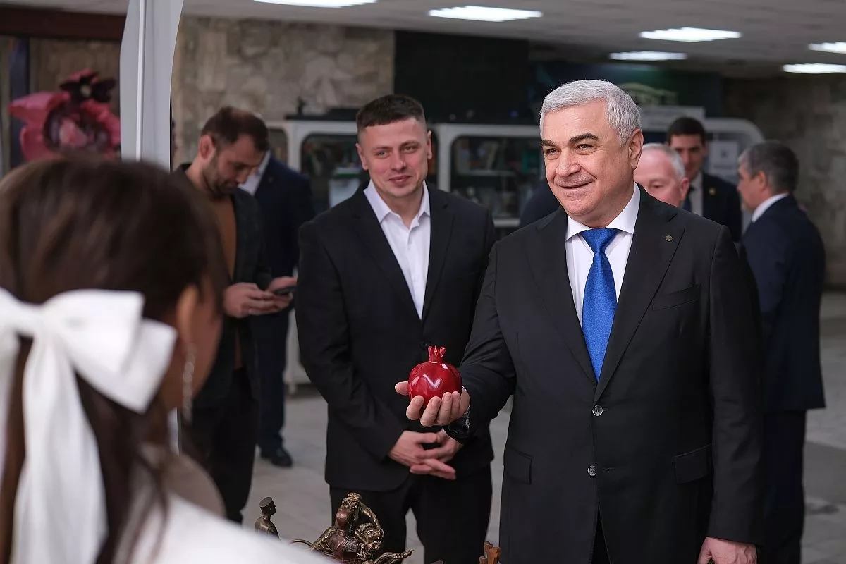 В руках председателя регионального отделения Союза армян России Камо Айрапетяна гранат - символ единства разных народов.