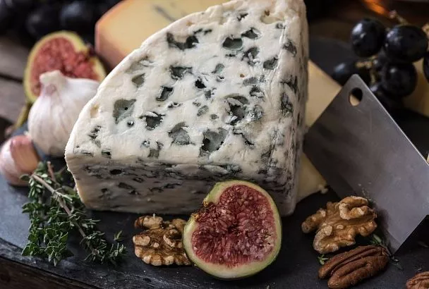 Хорошая компания: лучшие продукты-компаньоны для сыра с плесенью