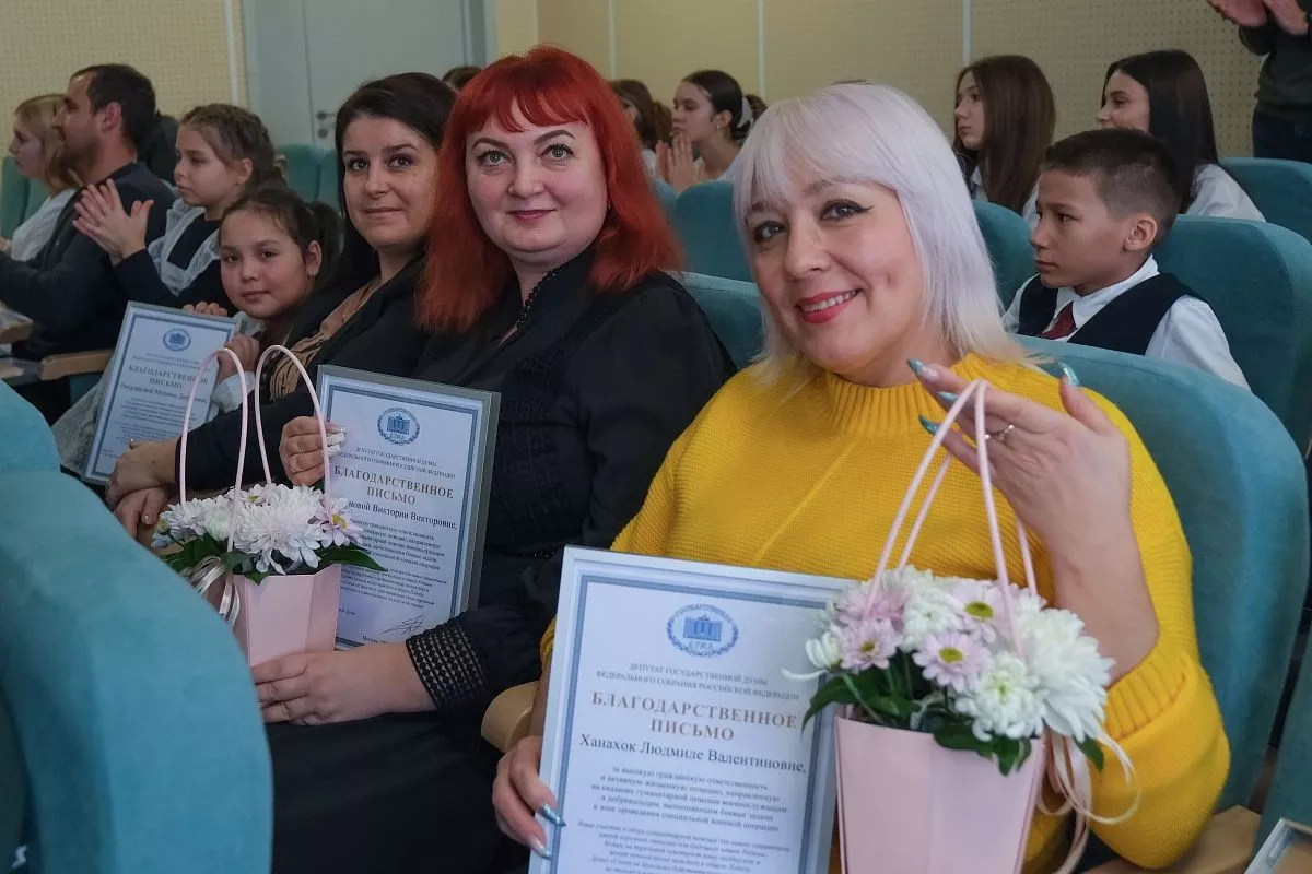 Волонтеры Виктория Горбунова и Людмила Ханахок получили благодарности за свой труд. Волонтеры Виктория Горбунова и Людмила Ханахок получили благодарности за свой труд.