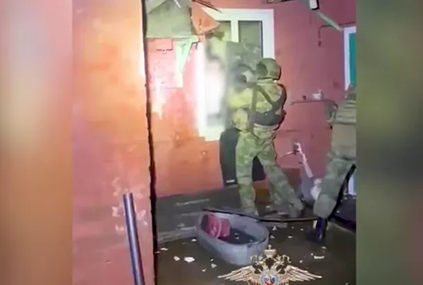 В Армавире подозреваемый в избиении женщины угрожал полицейским топором