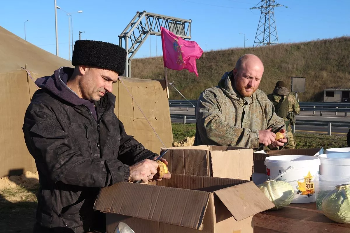 Председатель казачьего суда Таманского СКО Сергей Рихард и казак Александр Ерш чистят овощи. Председатель казачьего суда Таманского СКО Сергей Рихард и казак Александр Ерш чистят овощи.