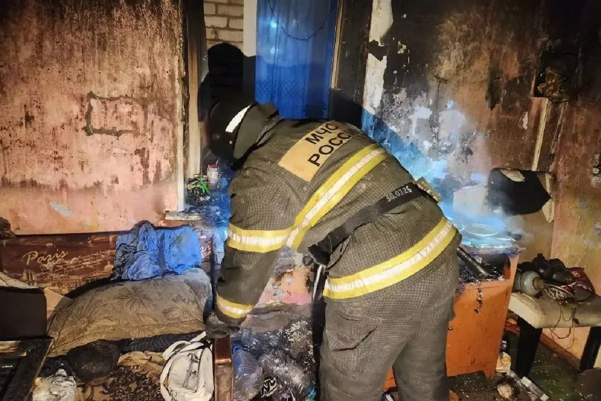 Спасатели на носилках вынесли женщину из горящего дома на Кубани