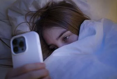 Не можете уснуть без телефона? Это может стоить вам здоровья