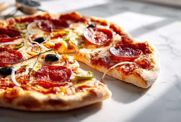 Бездрожжевая пицца без раскатки и без яиц – тесто мягкое внутри, хрустит сверху и готово за 15 минут