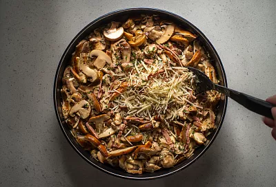 Шампиньоны под сулугуни в керамике: быстро и очень вкусно