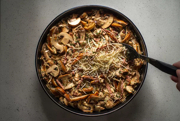 Шампиньоны под сулугуни в керамике: быстро и очень вкусно