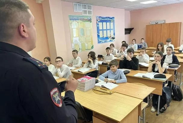 «Декада дорожной безопасности детей»: автоинспекторы Сочи провели уроки ПДД для школьников всех возрастов