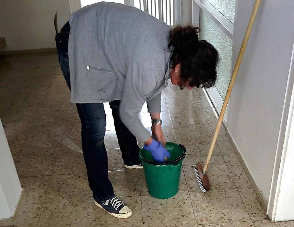 Как правильно и куда надо жаловаться, если в вашем подъезде грязно