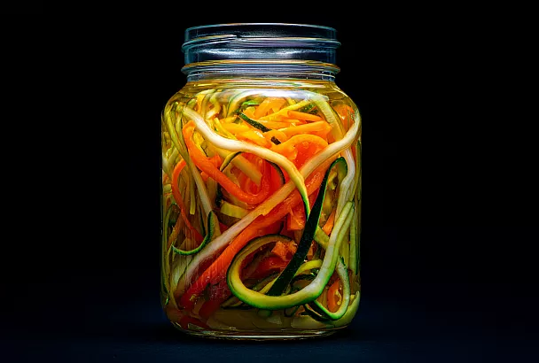 Рецепт хрустящего и ароматного салата из кабачков на зиму