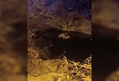 Легковушка вылетела с трассы и утонула в реке на Кубани. Погибли два человека