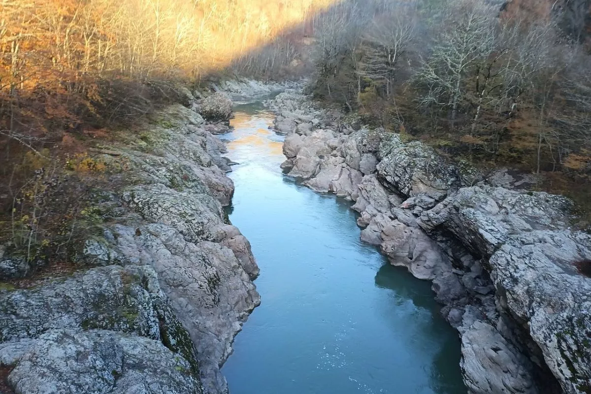 Для сцен фильма были выбраны такие живописные природные локации плато Лагонаки, Хаджохской теснины и реки Белая.