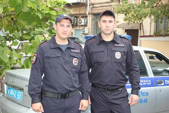 Сержант полиции Алексей Корпусов и младший лейтенант  полиции Александр Арутюнов (ОБППСП № 1 УМВД России по г. Краснодару)