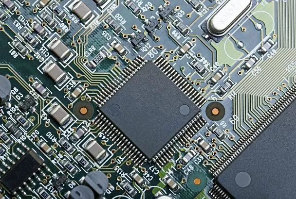 Мировые продажи чипов в январе взлетели почти на 50% и приближаются к триллиону