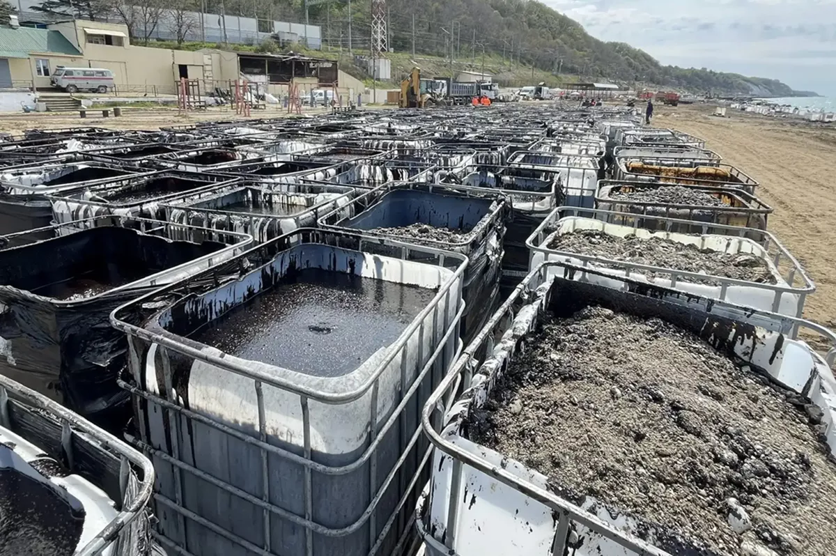 Опубликованы кадры с побережья Туапсе, где идут работы по уборке нефтепродуктов