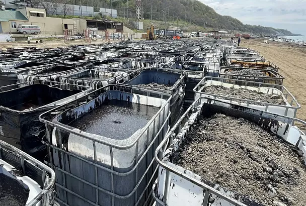 Опубликованы кадры с побережья Туапсе, где идут работы по уборке нефтепродуктов