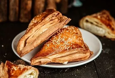 Для семейного чаепития за 15 минут готовлю шикарные хрустящие хачапури с сыром. Вкусные такие, что и за уши не оторвать