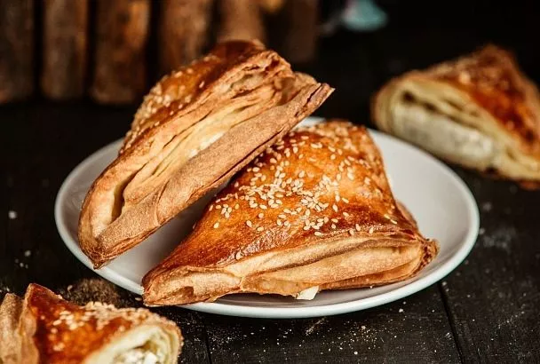 Для семейного чаепития за 15 минут готовлю шикарные хрустящие хачапури с сыром. Вкусные такие, что и за уши не оторвать